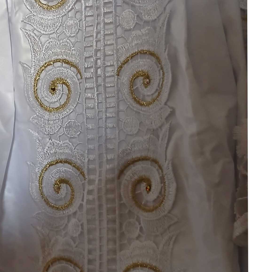 Robe blanche dentelle dorée Geztner longue élégante cérémonie mariage femme