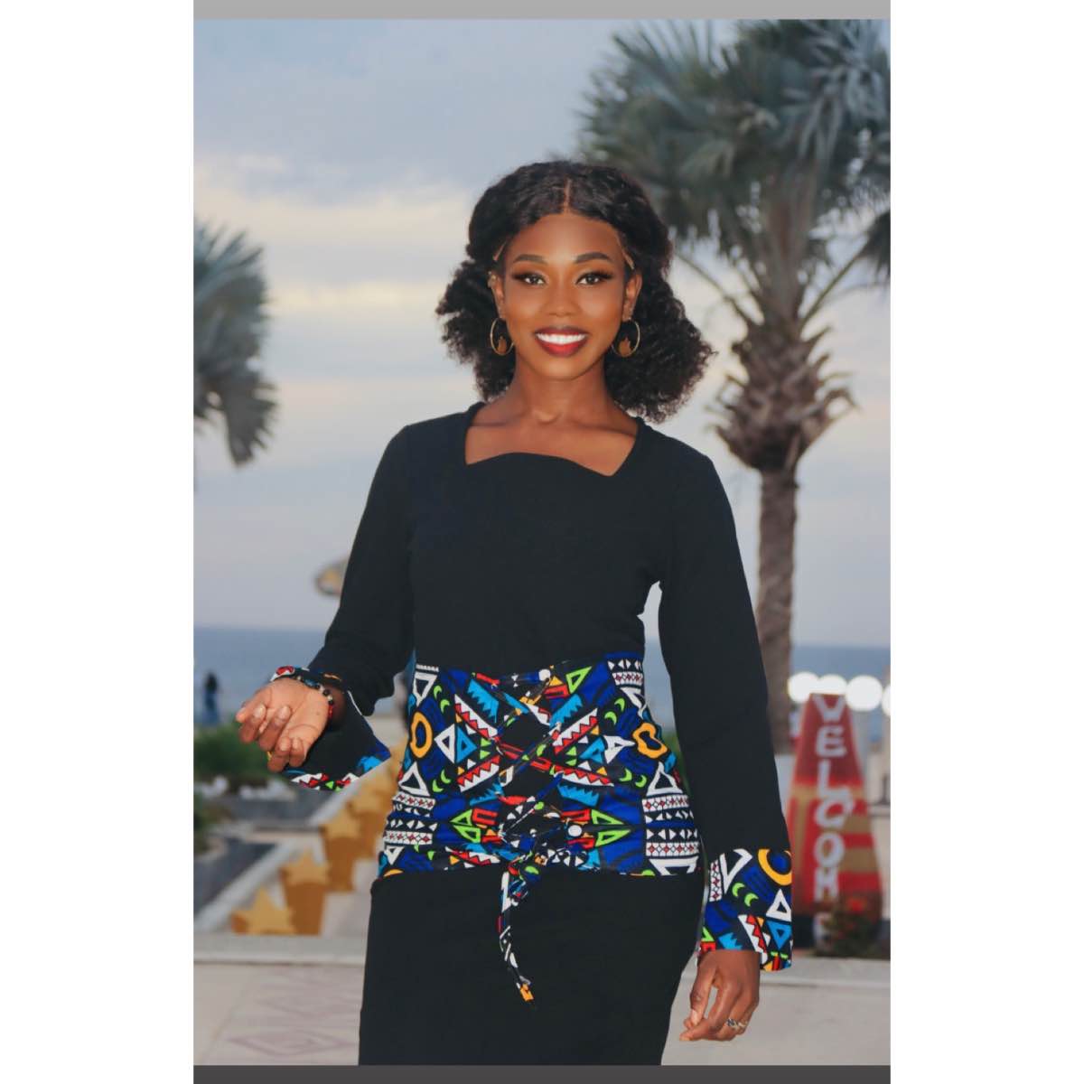 Robe femme wax noire chic, manches évasées et ceinture imprimé africain