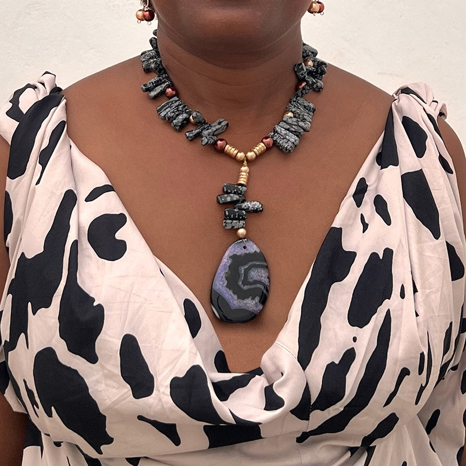 Ensemble collier et boucles d'oreilles en pierres naturelle