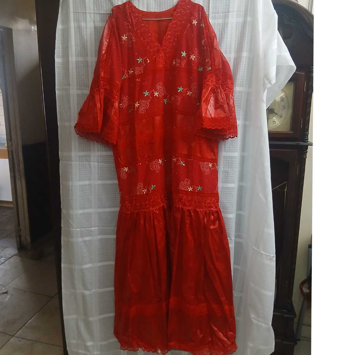 Robe brodée rouge fleurs dorées longue bohème chic femme élégante
