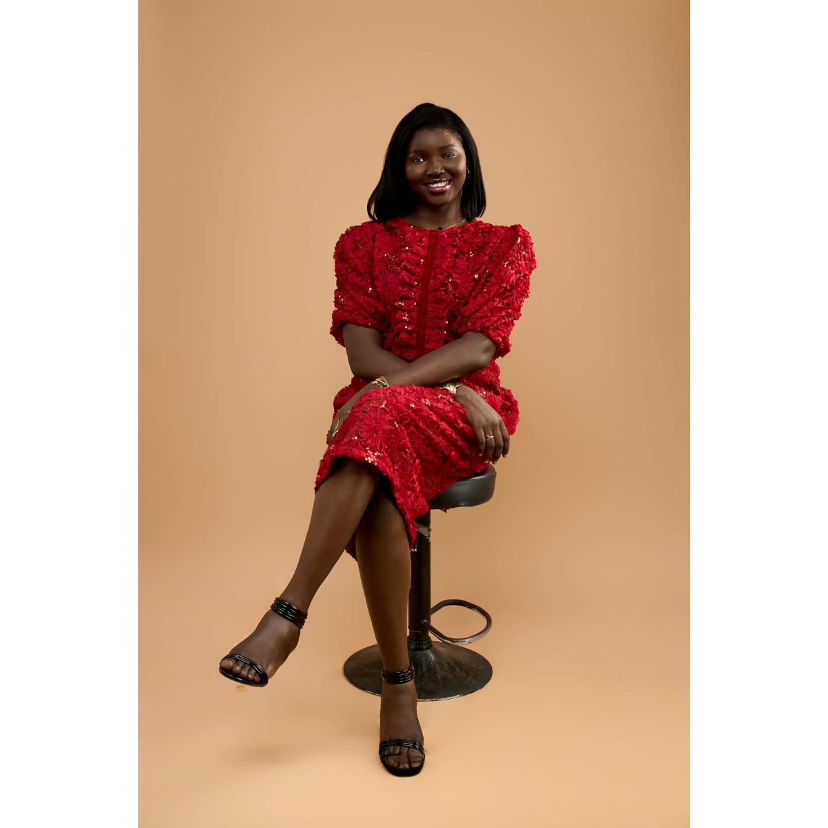 Robe rouge femme élégante Lady in Red, chic bureau