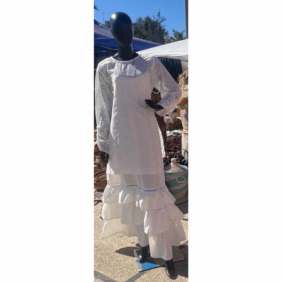 Robe bohème brodée blanche femme en broderie anglaise à volants