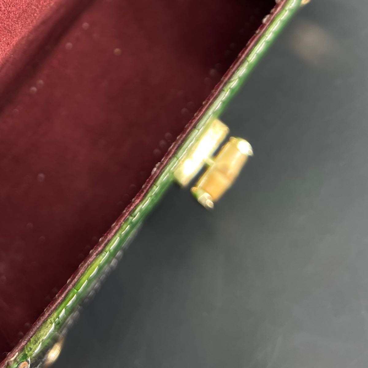 Sac à main cuir femme vert et noir, élégant croco, bandoulière chic