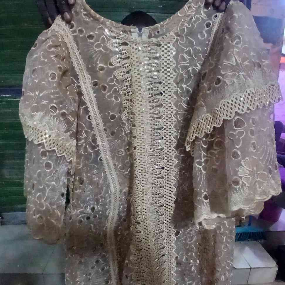 Robe marron élégante en dentelle beige pour un look irrésistible