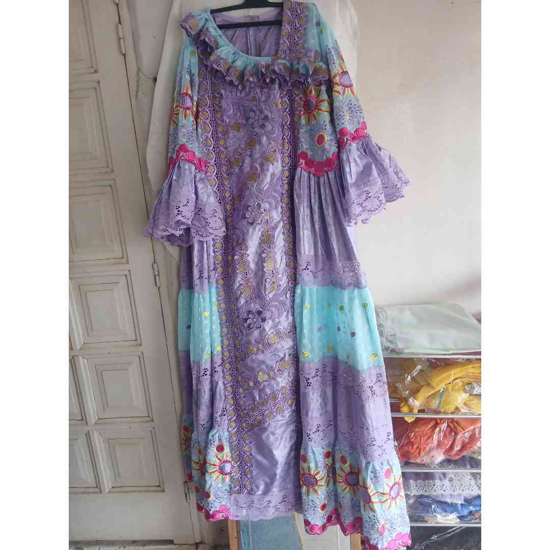 Robe bazin brodée femme élégante, longue cérémonie, couleurs vives