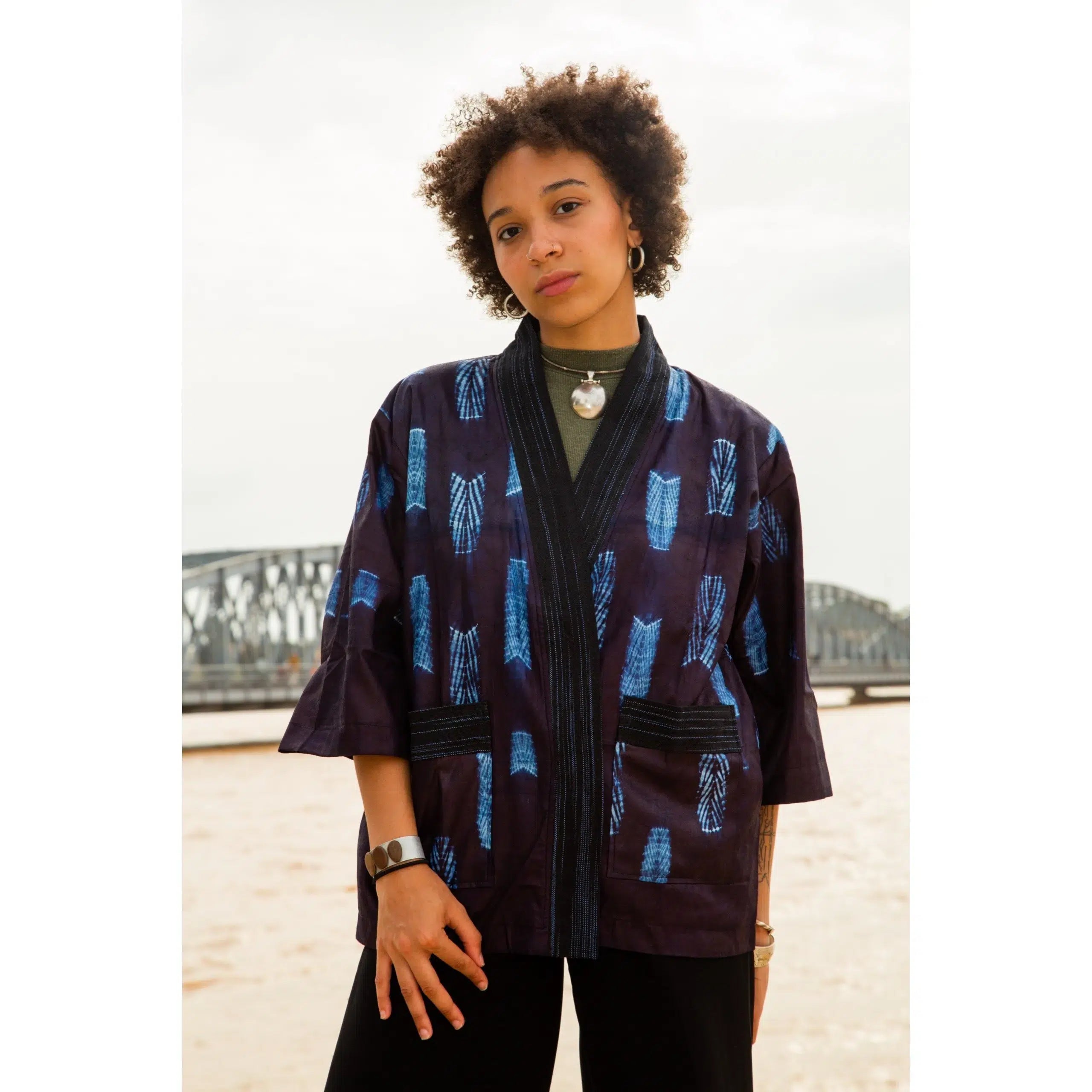 Kimono femme indigo ample – Veste kimono coton bohème chic imprimé géométrique