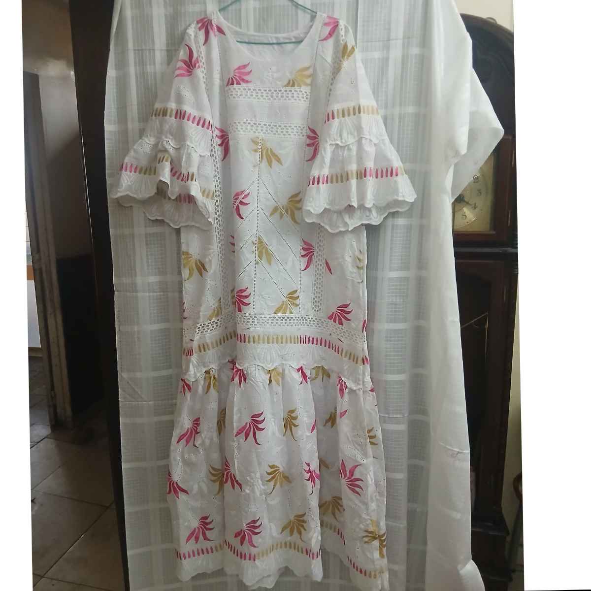 Robe blanche femme broderie rose et dorée, longue bohème chic élégante