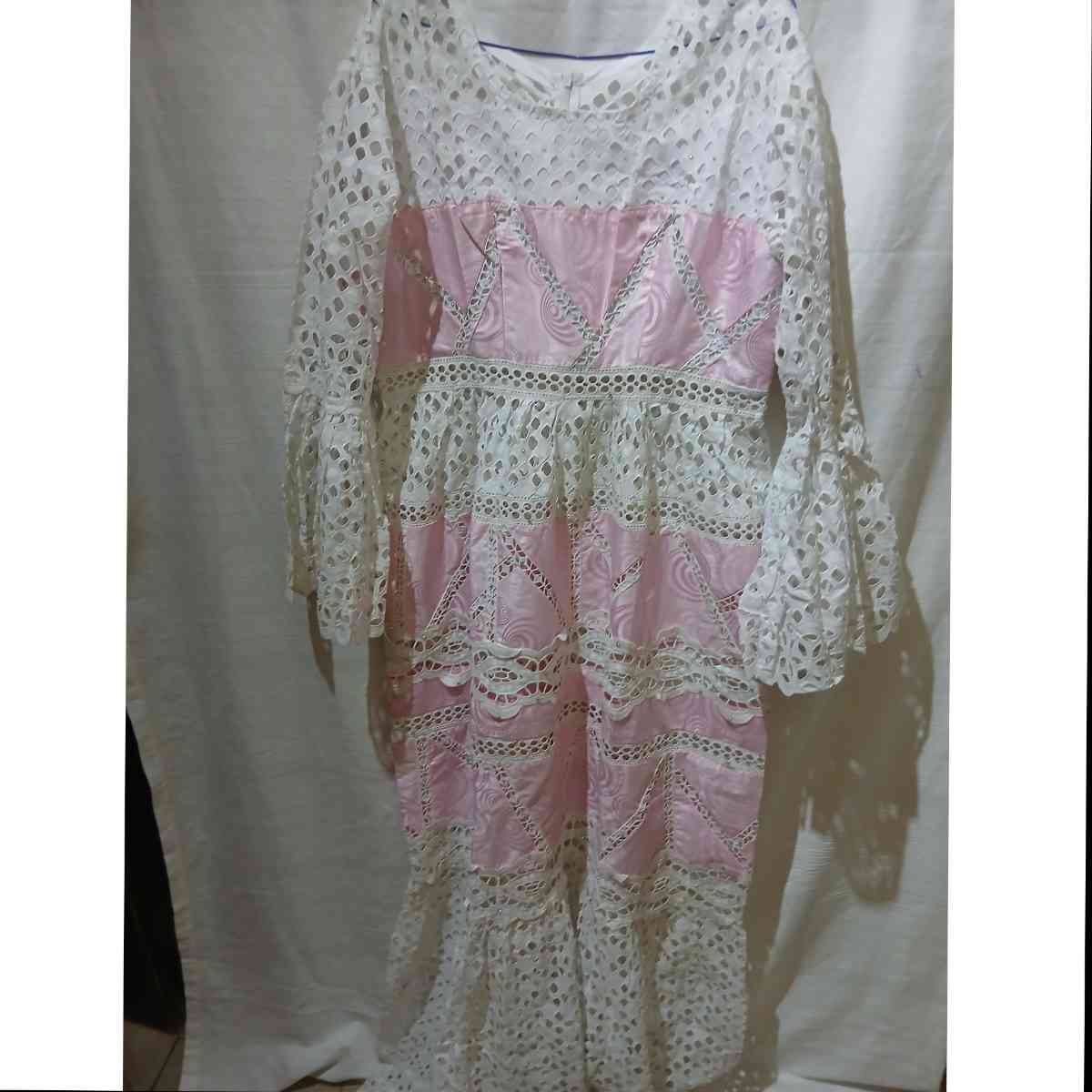 Robe bazin brodée blanche et rose bohème chic