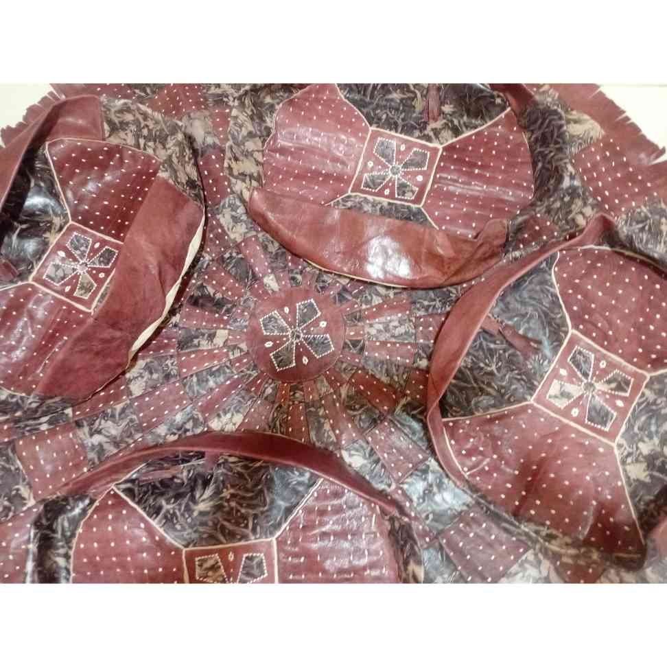 TAPIS BERBERE EN CUIR ARTISANAL AUBURN AVEC 4 POUFS
