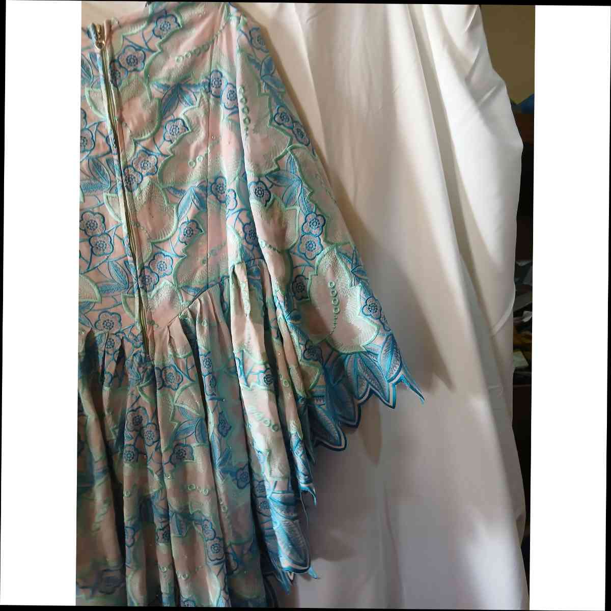 Ensemble jupe et haut brodé bleu femme, chic et élégant cérémonie