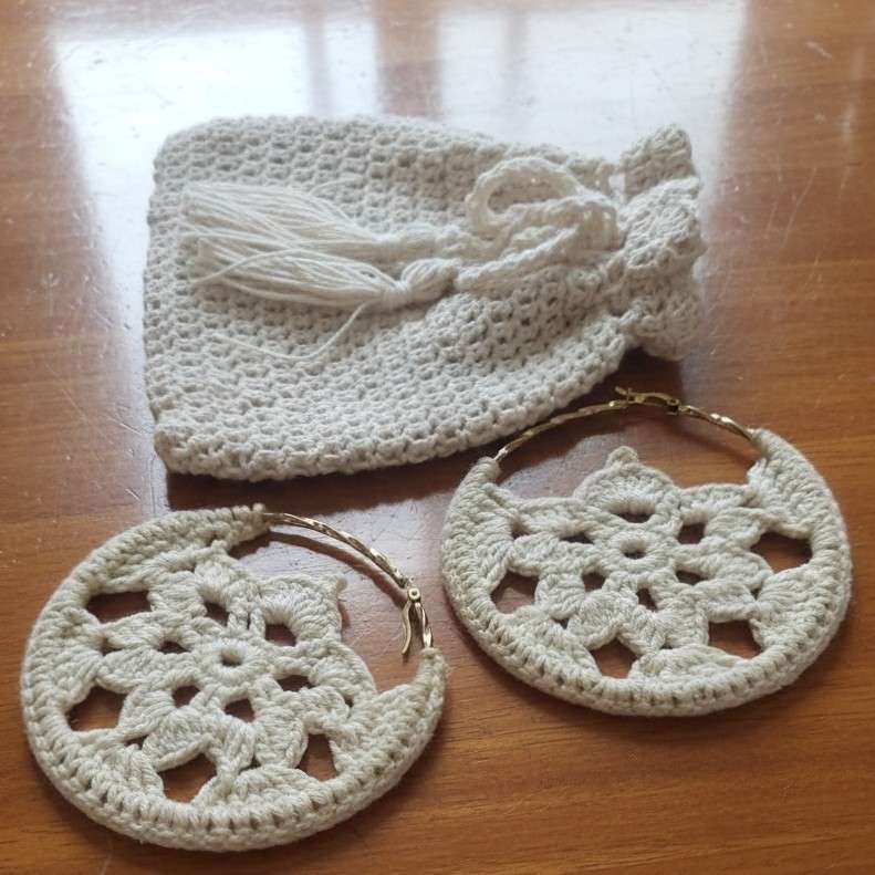 Boucles d'oreilles bohème chic crochet beige fait main et mini bourse assortie