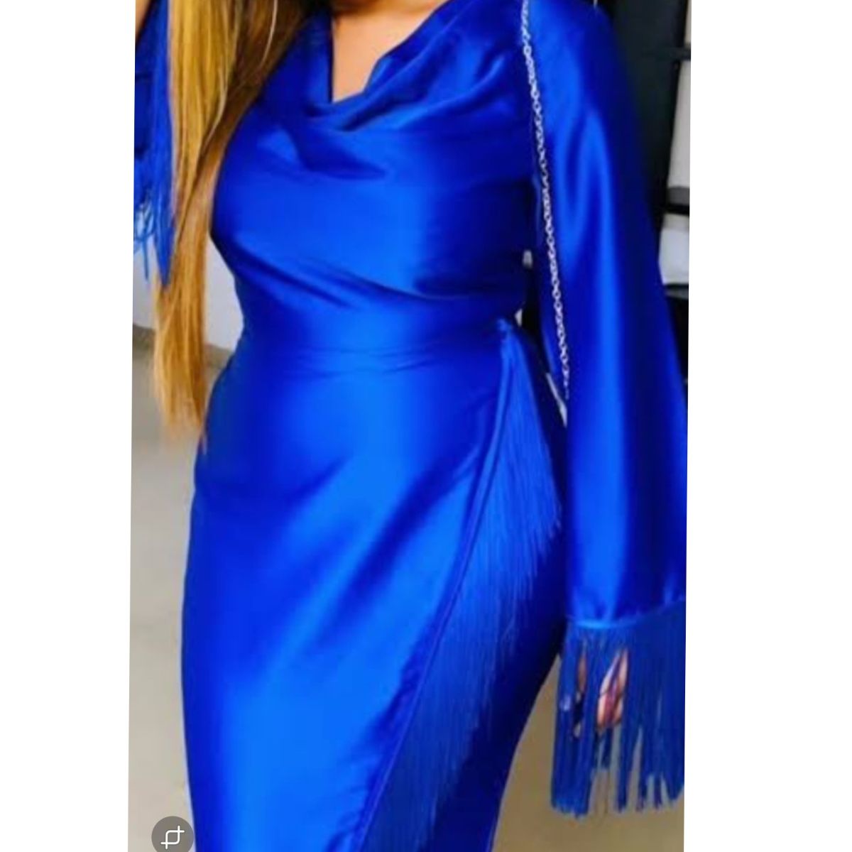 Robe femme soie bleu électrique élégante, manches longues et franges chic