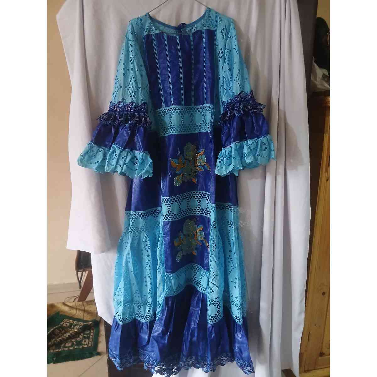 Robe bazin bleu brodée élégante robe africaine de cérémonie femme