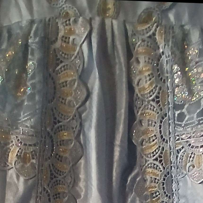 Robe bleue bazin avec dentelle pour un style élégant et unique