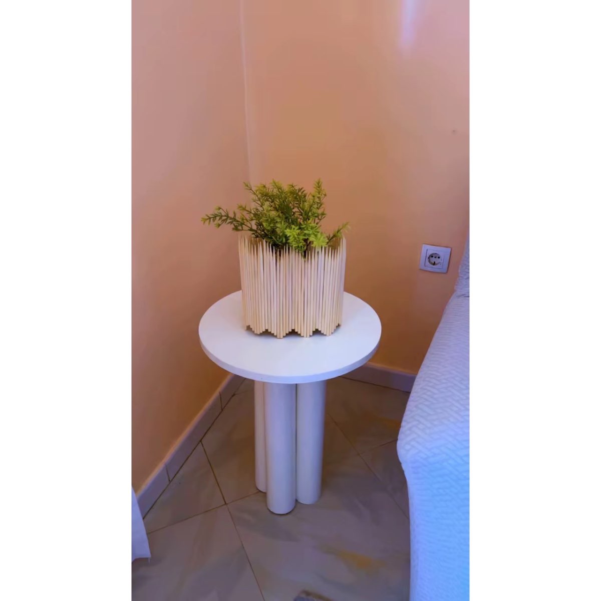 Pot de fleurs beige en céramique décoratif