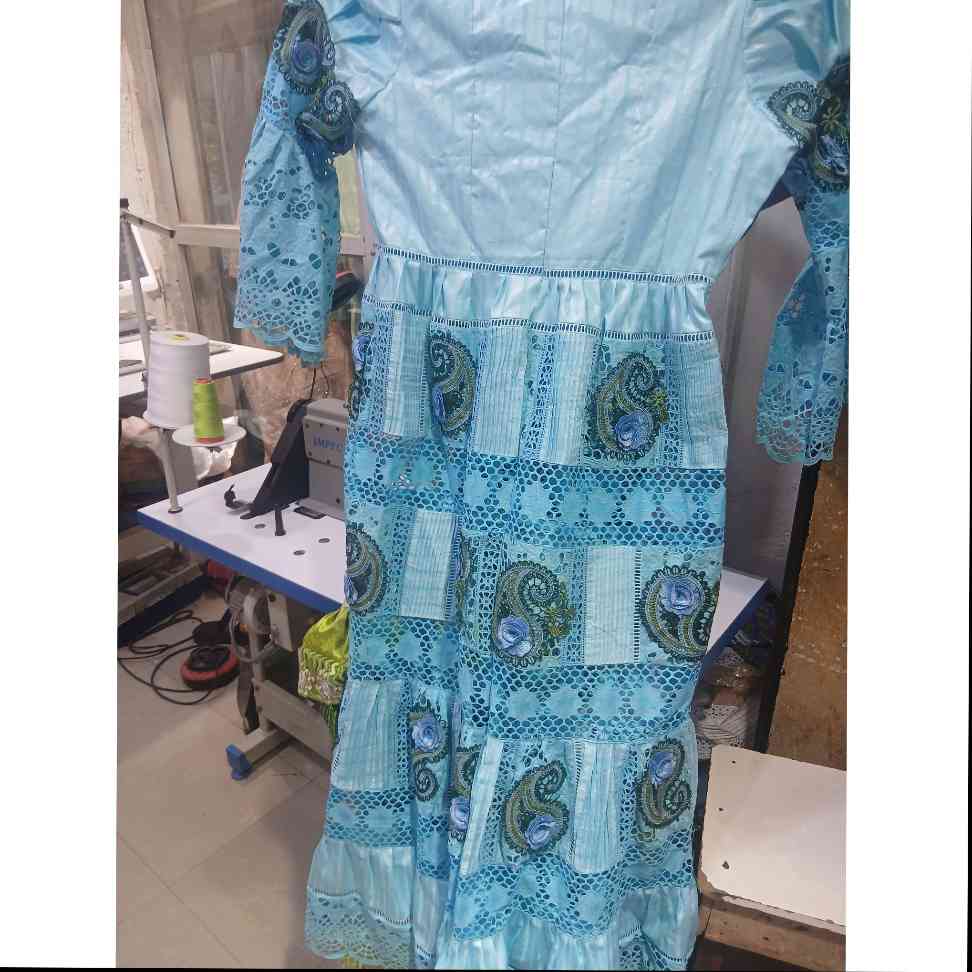 Robe bazin brodée bleue longue chic femme, élégante cérémonie et soirée