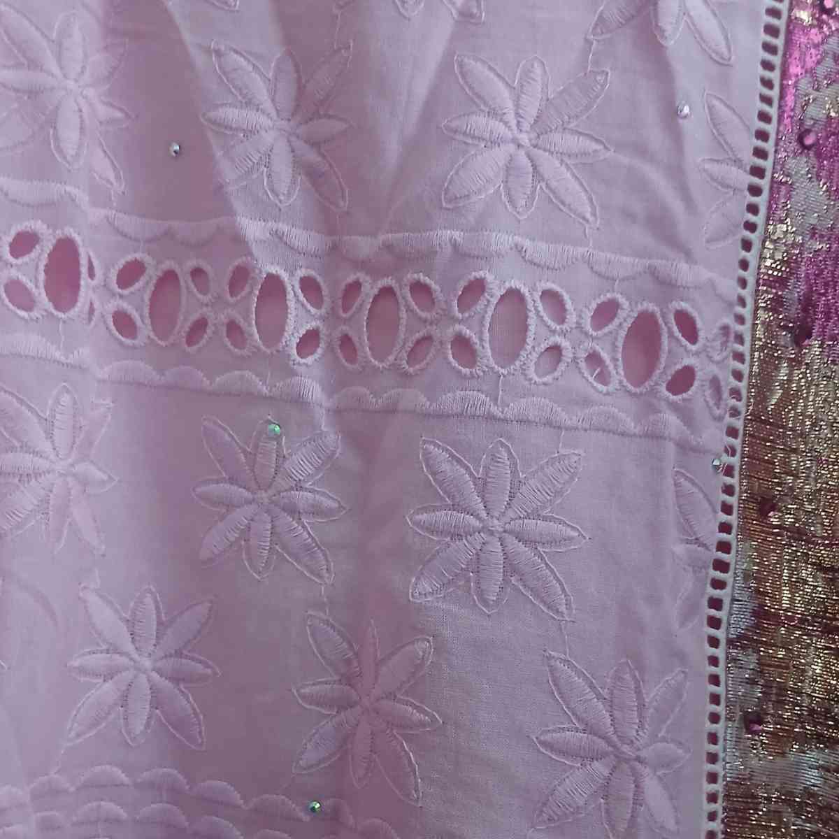 Robe femme rose brodée en brocart, élégante et bohème chic, été