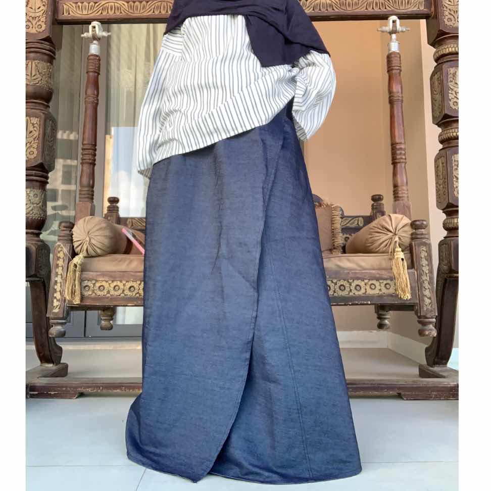 Jupe portefeuille en jean femme et haut rayé chic bleu blanc