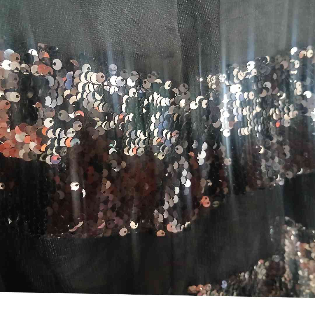 Robe soirée noire sequins longue tulle élégante, chic et brillante femme