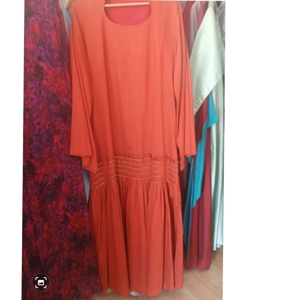 Robe orange perles dorées longue élégante femme chic et confortable