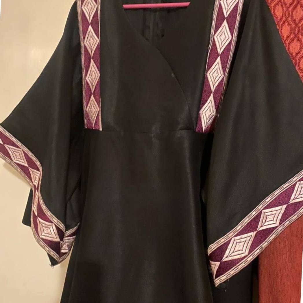 Abaya Élégance - Brocart Lin Coton Noir - Embellissements Traditionnels