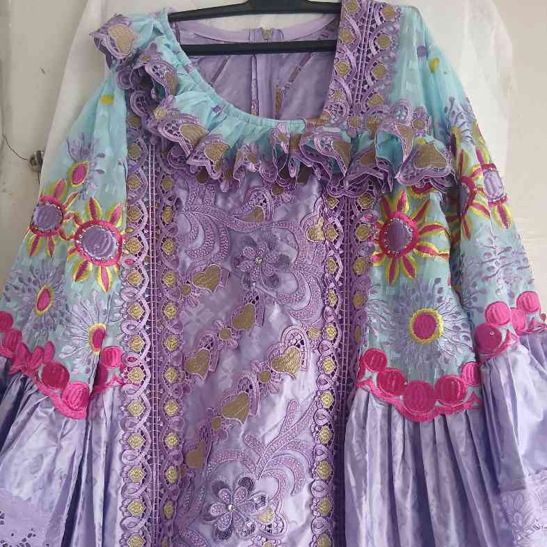 Robe bazin brodée femme élégante, longue cérémonie, couleurs vives