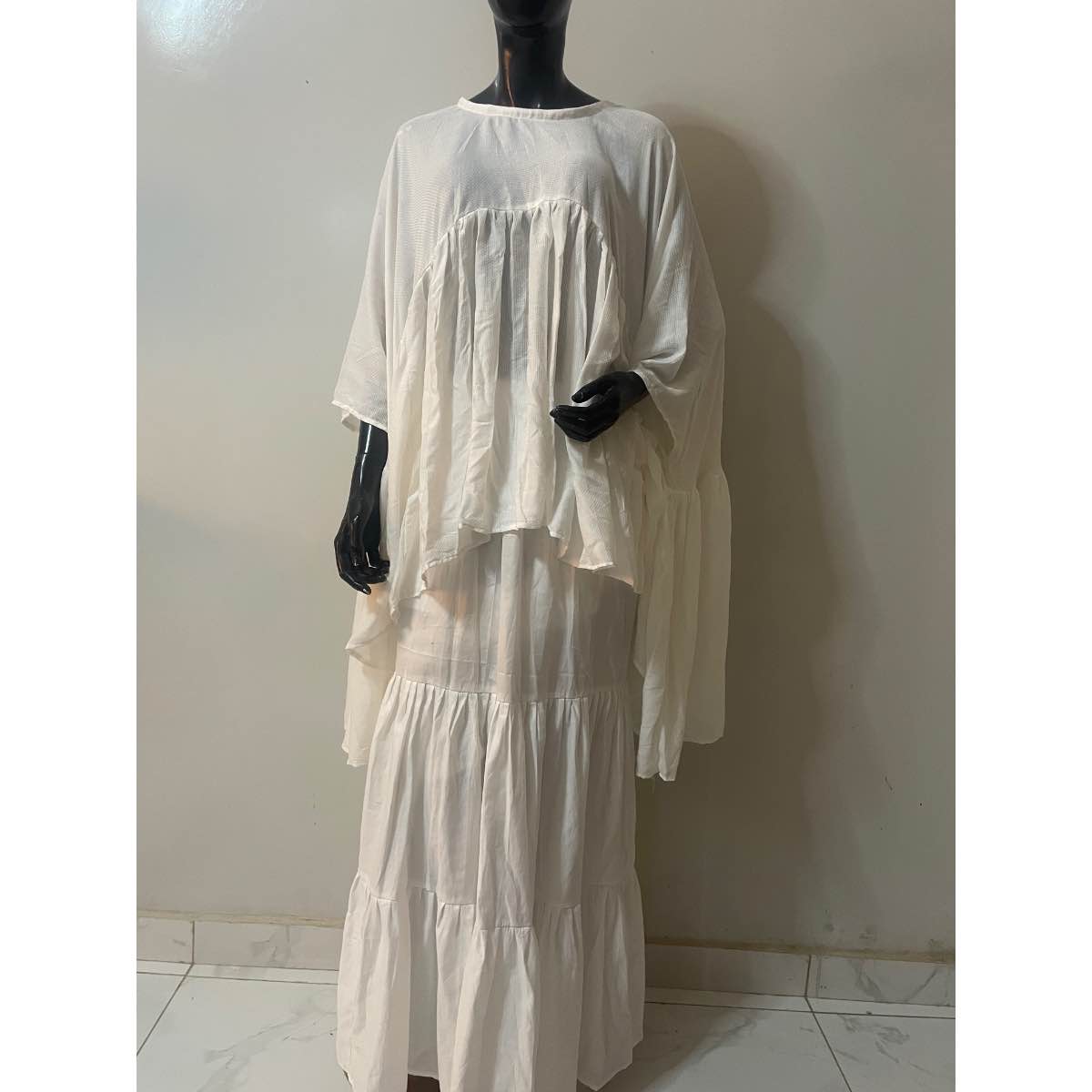 jupe blanche élégante avec haut assorti pour un style chic