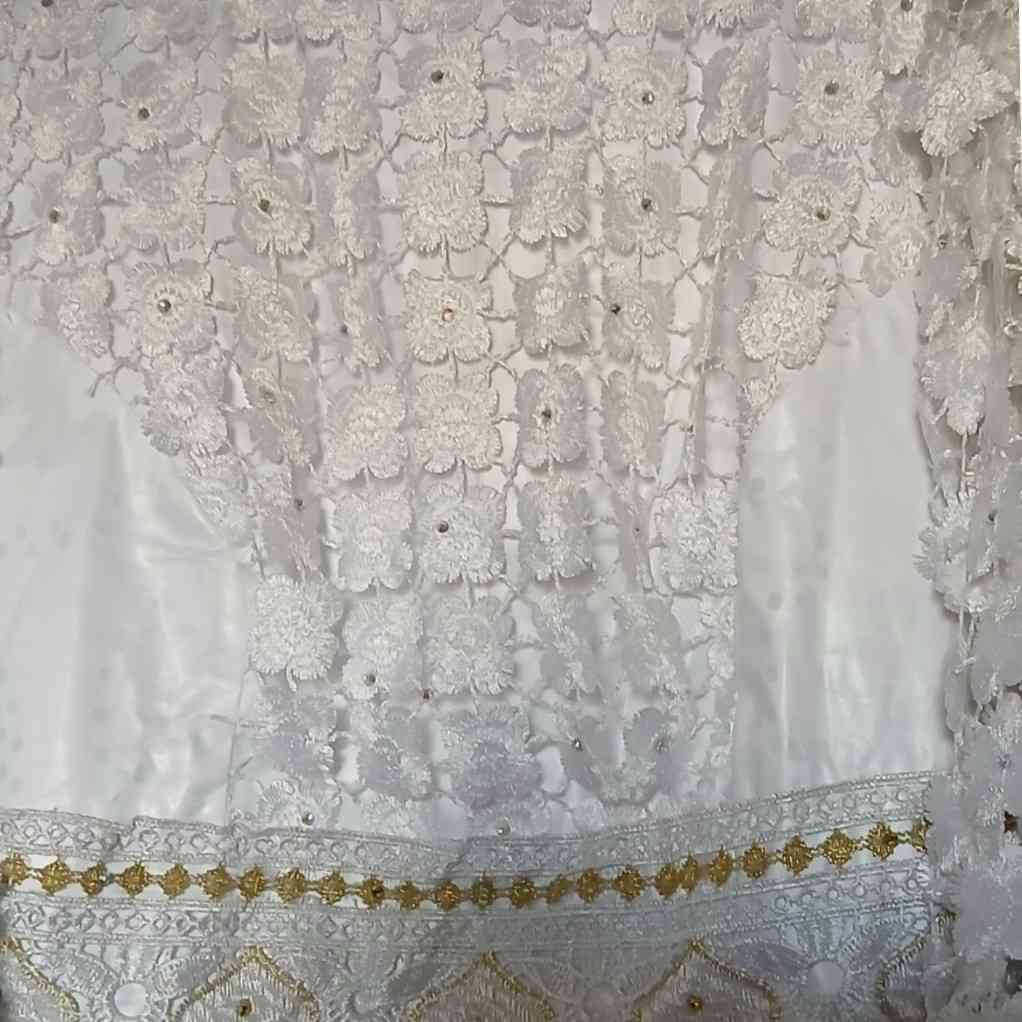 Robe blanche mariage femme longue dentelle dorée Geztner élégante cérémonie