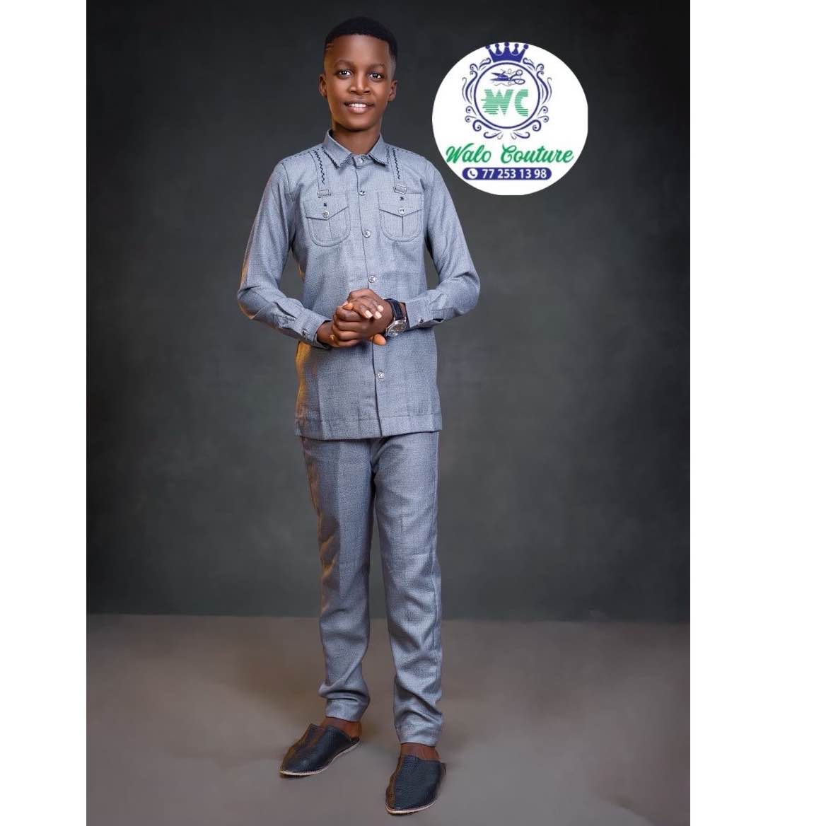 Ensemble costume africain garçon gris élégant pour cérémonie et mariage