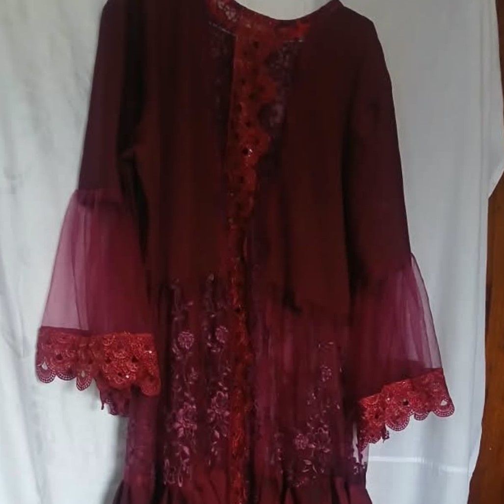 Robe femme en lycra et dentelle avec garnitures