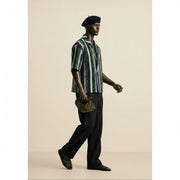 Ensemble homme moderne : chemise rayée kaki et pantalon fluide élégant