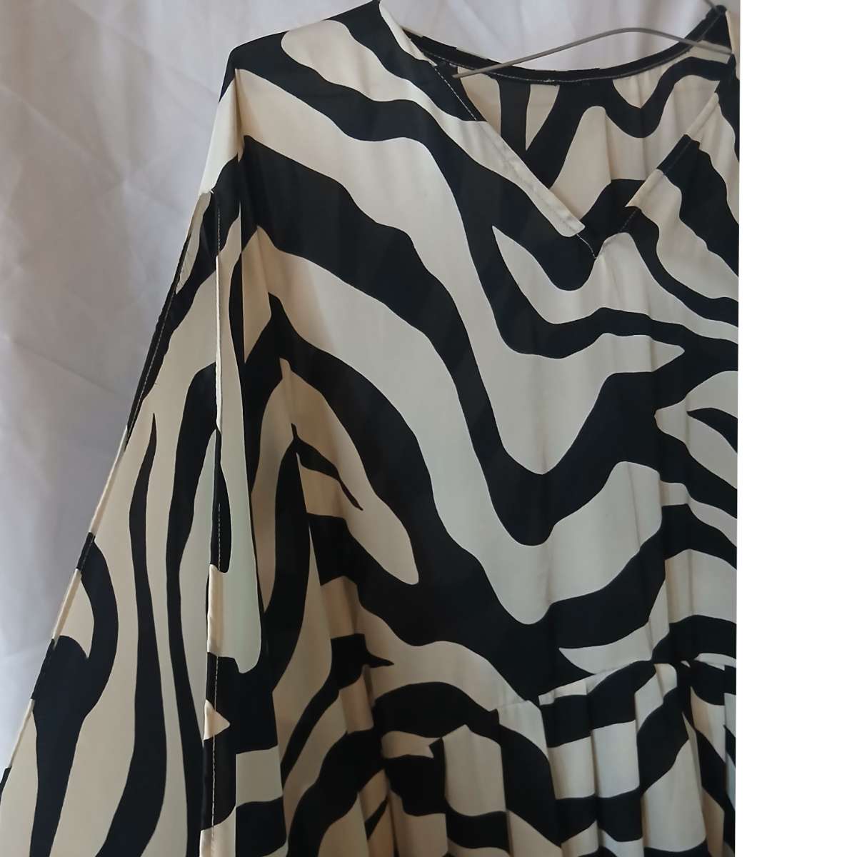 Robe longue en soie femme élégante noire et blanche