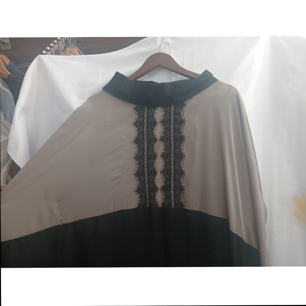 Robe en soie et dentelle femme longue élégante col montant gris noir