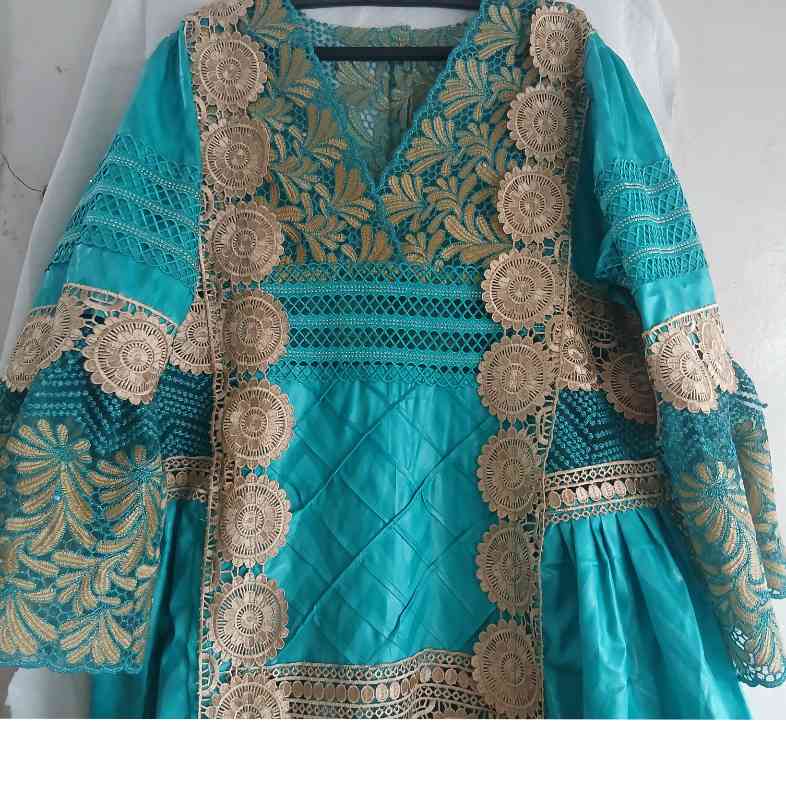 Robe bazin dentelle femme longue élégante cérémonie brodée bleu turquoise