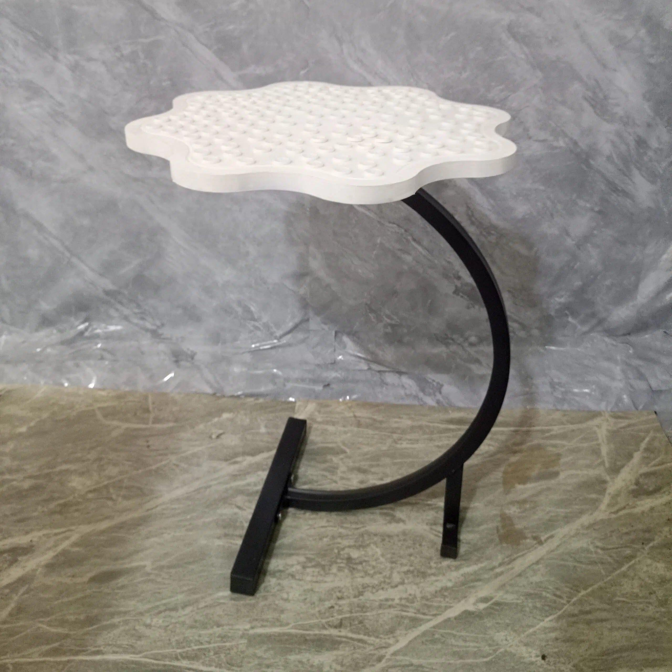 Table d’appoint blanche design, décorative et moderne, motif boutons élégants