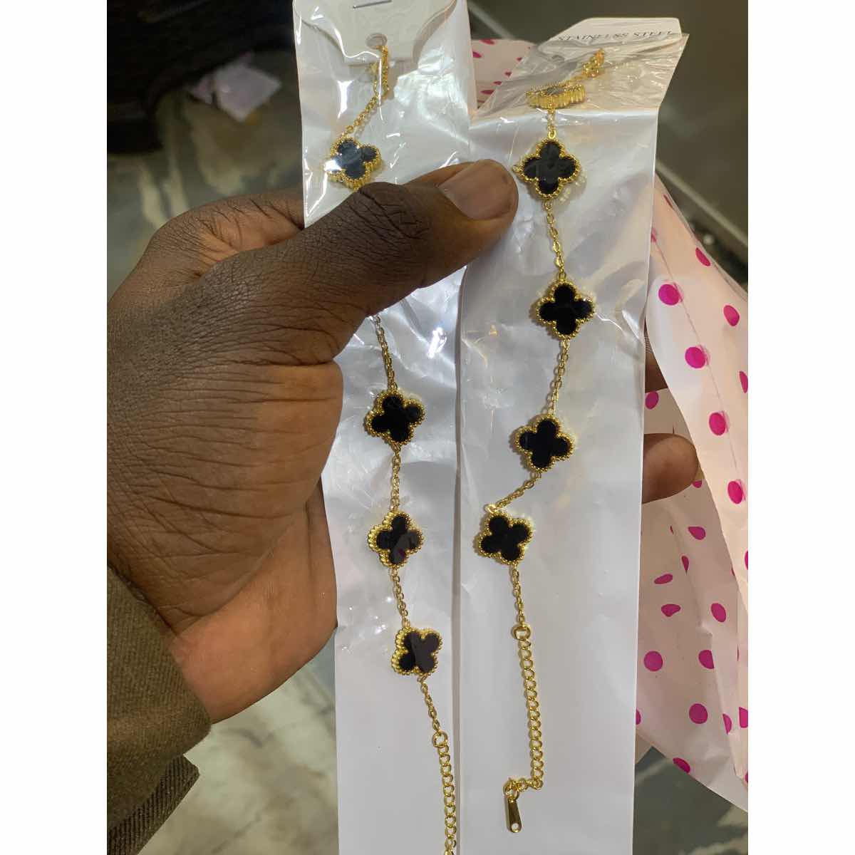 Bracelet doré trèfle noir, bijou chance raffiné femme, chic et élégant