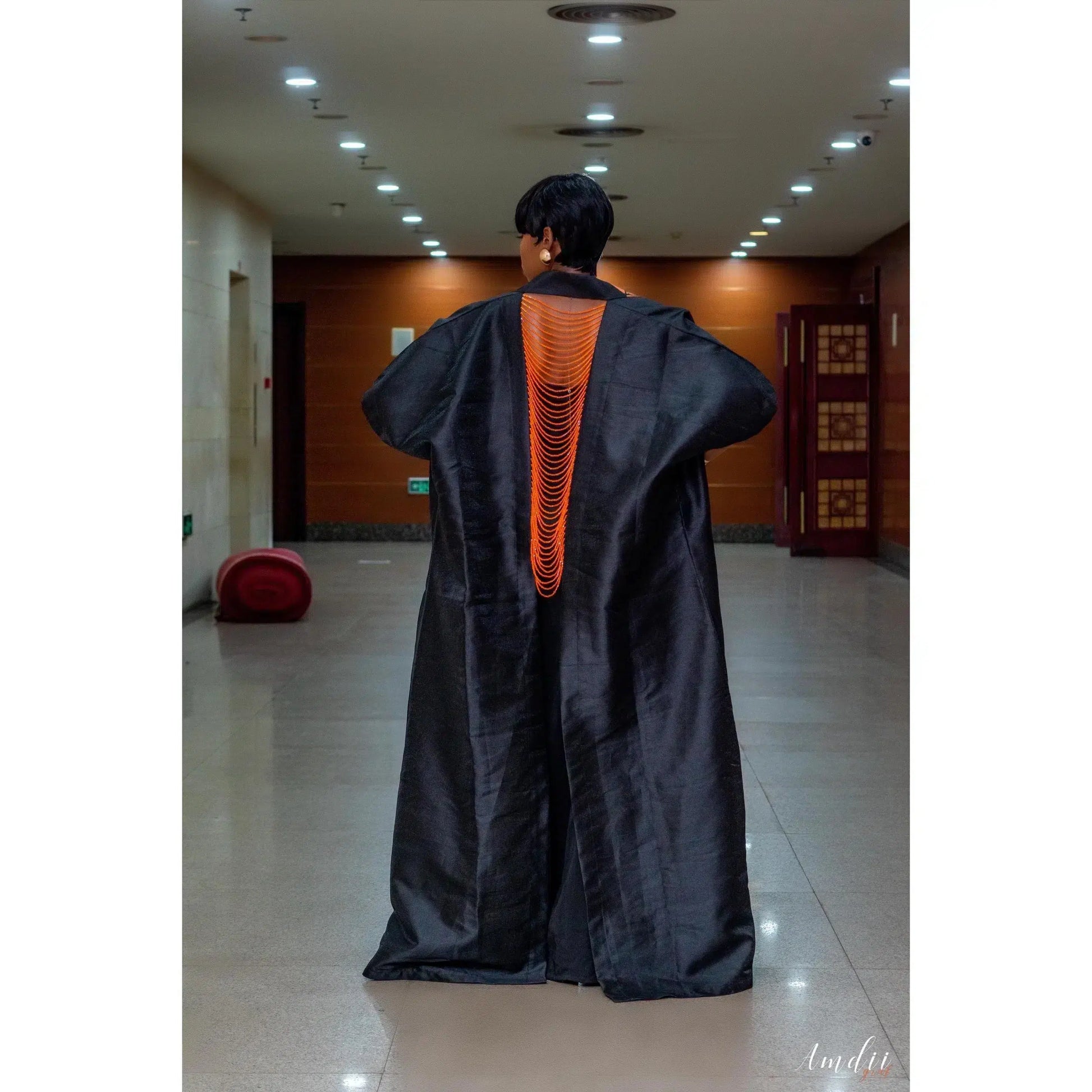 Manteau femme en tissu chantoum peint à la main et perlé au dos. Élégant stylé et chic