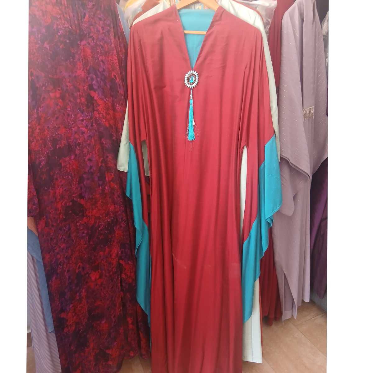 Robe longue rouge et turquoise élégante femme, fluide satiné, cérémonie