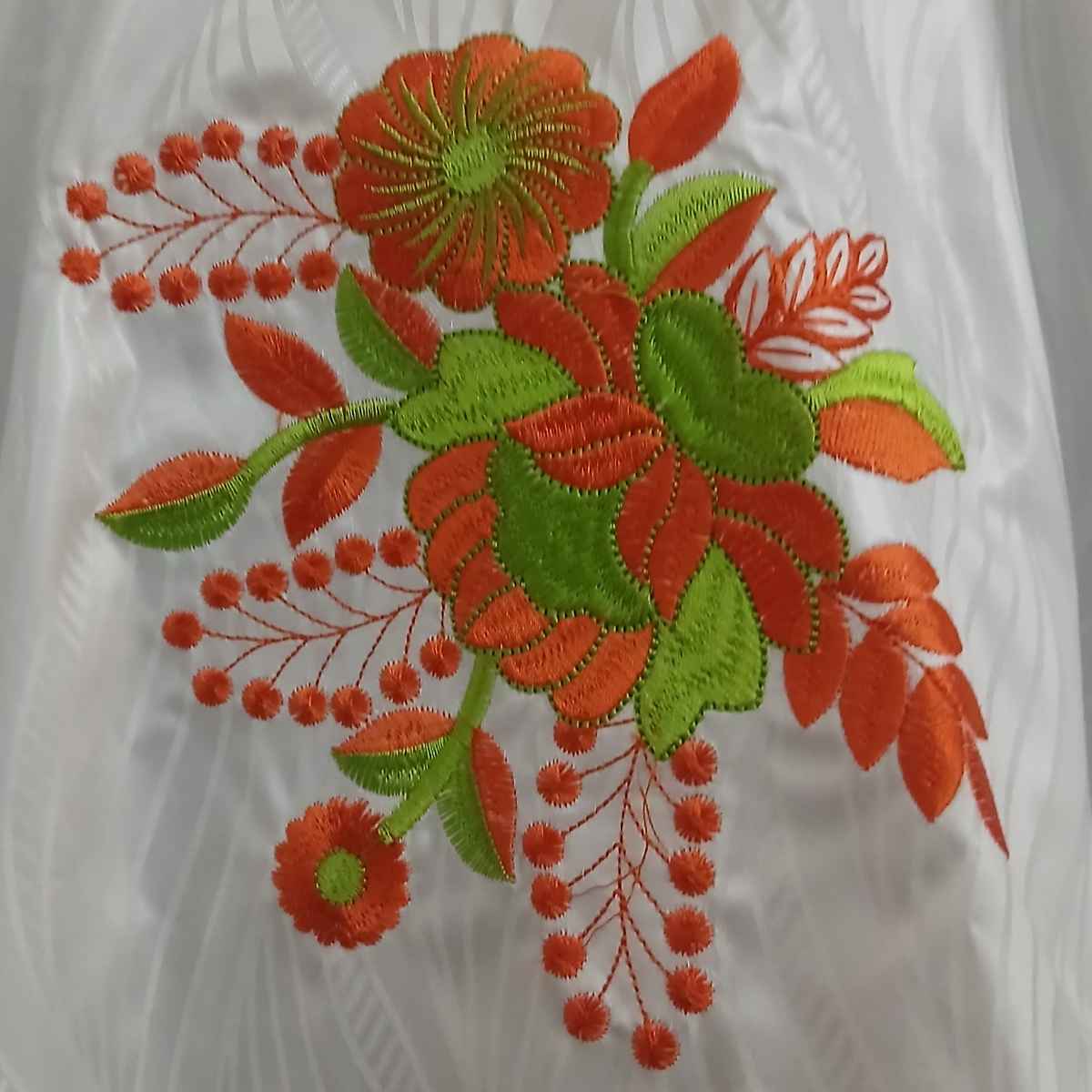 Boubou femme blanc brodé élégant, robe traditionnelle mariage broderie orange