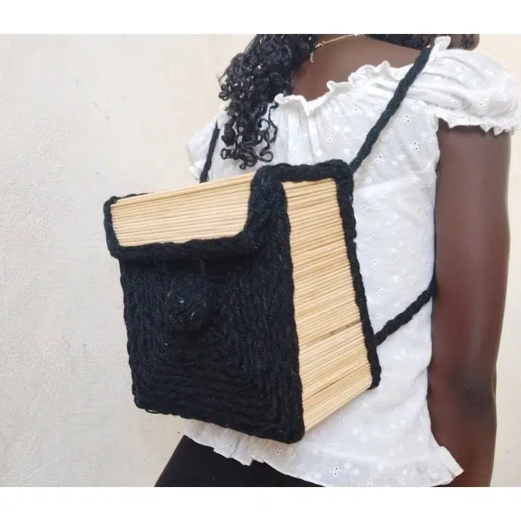 Sac à dos artisanal noir femme, fait main, élégant et écoresponsable