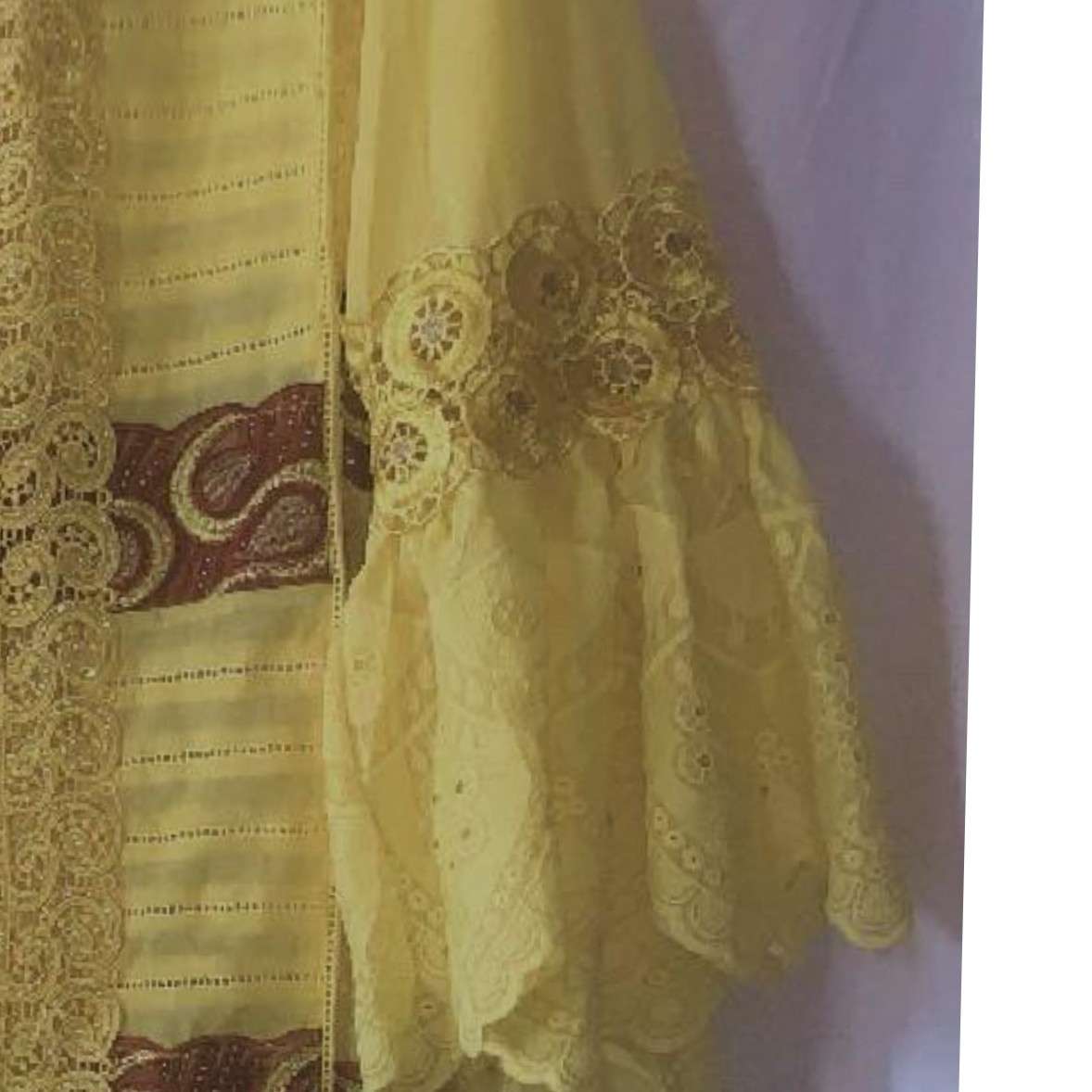 Robe femme en brode et garnitures
