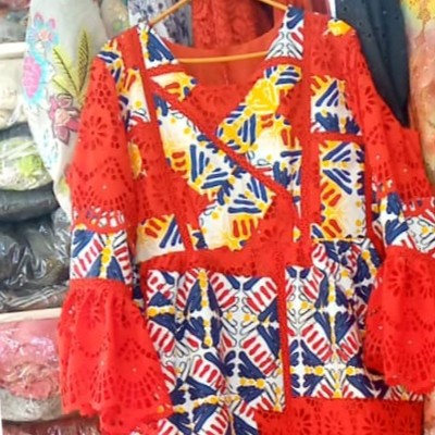 Robe brodée rouge femme bohème avec manches bouffantes