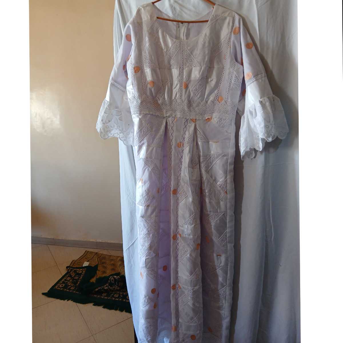 Robe brodée femme élégante blanc saumon , cérémonie et occasions spéciales