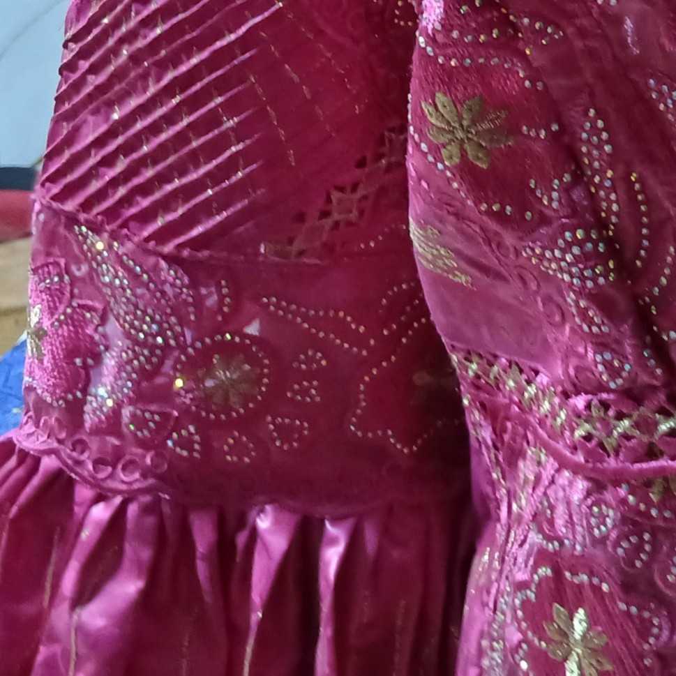Robe rose longue brodée, élégante soirée et mariage femme
