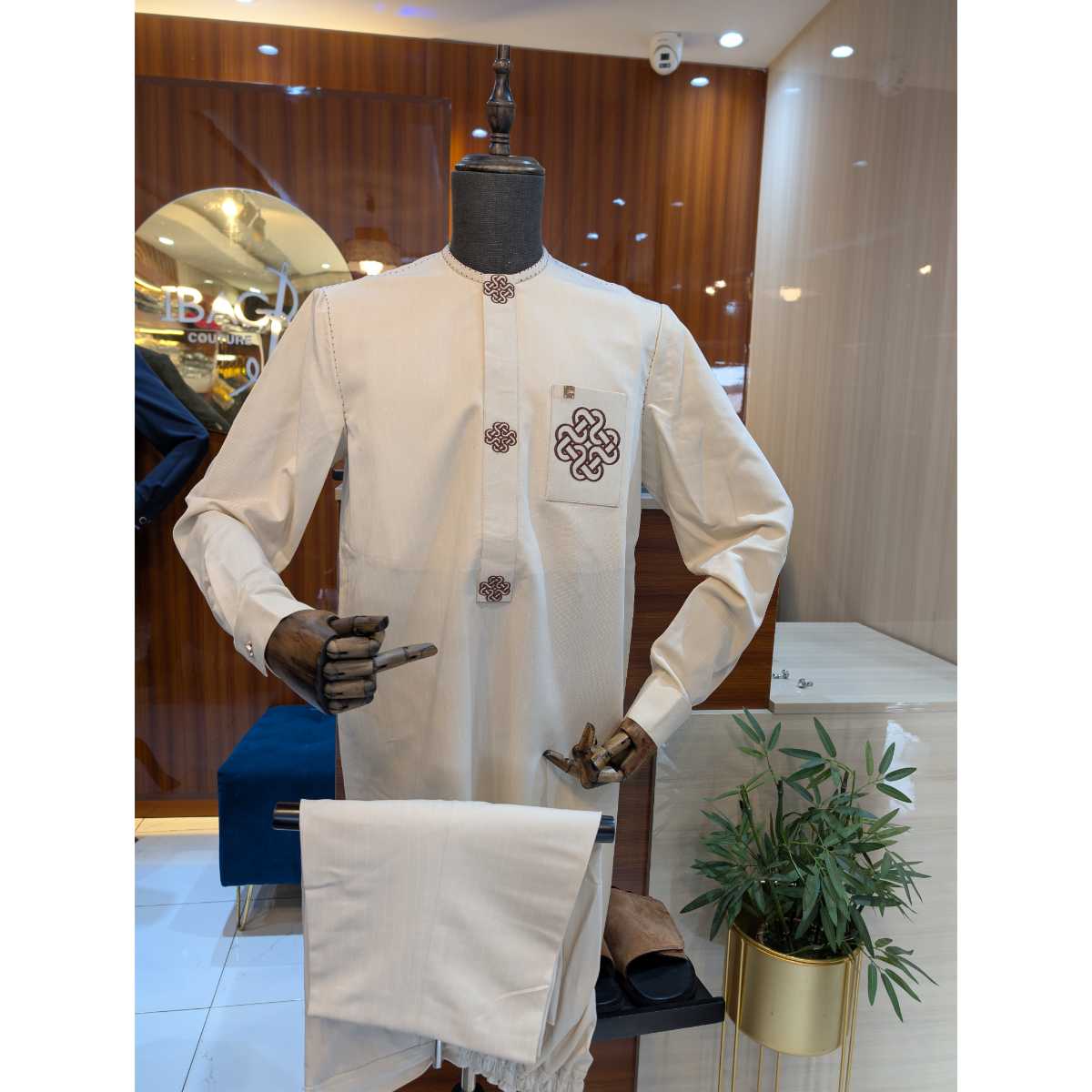 Costume africain homme élégant ivoire broderie, tenue cérémonie col mao