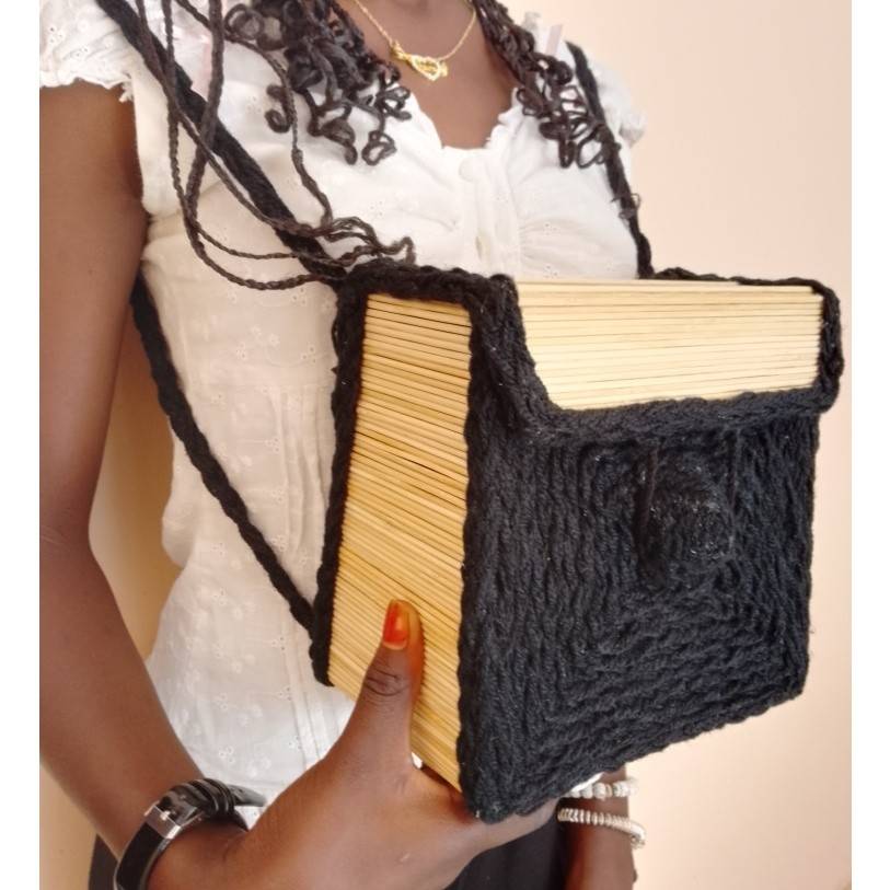 Sac à dos artisanal noir femme, fait main, élégant et écoresponsable
