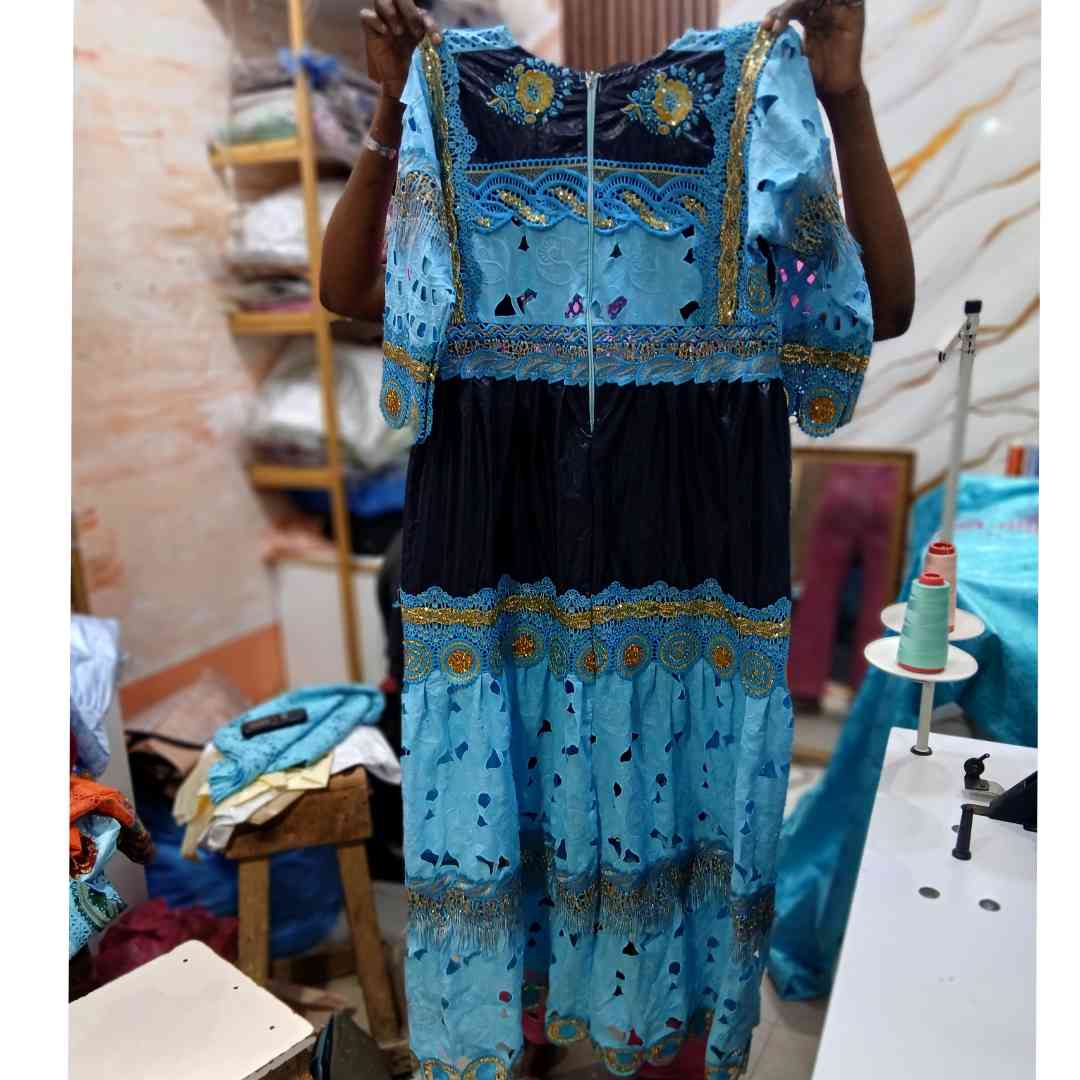 Robe geztner bleu marine brode garnitures bleu turquoise