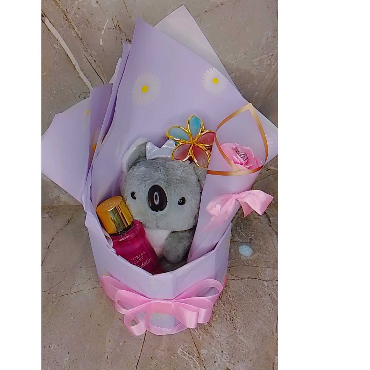 Coffret cadeau femme romantique : peluche koala, fleurs, parfum, luxe bleu