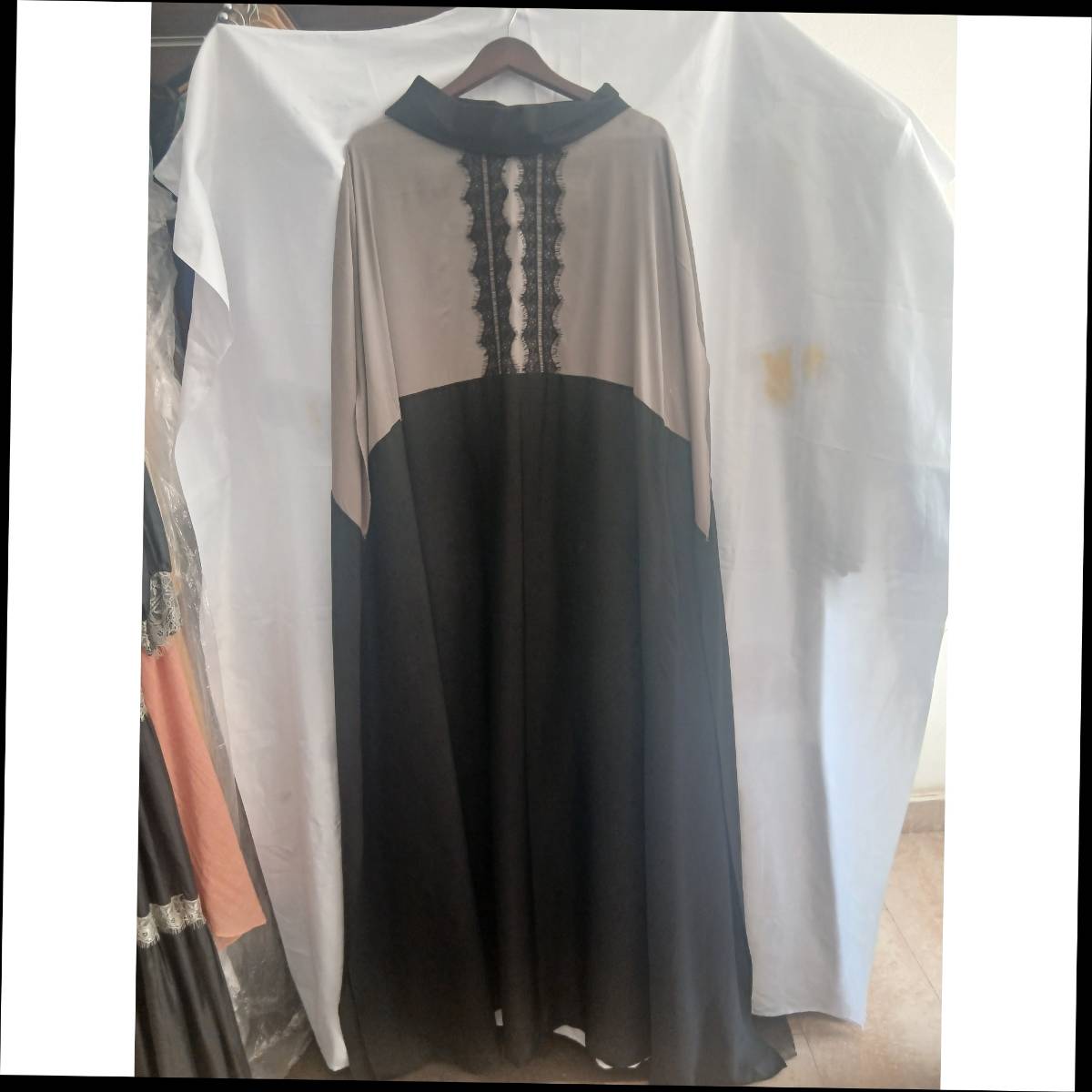 Robe en soie et dentelle femme longue élégante col montant gris noir
