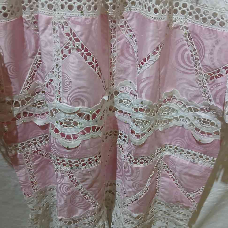 Robe bazin brodée blanche et rose bohème chic